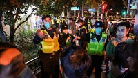Diketahui, aksi protes di China memuncak setelah adanya kebakaran di Xinjiang, pada Kamis (24/11) waktu setempat. Kebakaran yang menewaskan sejumlah korban itu memicu demo di Xinjiang pada Jumat (25/11) dan menyebar ke kota lain termasuk demo di Shanghai pada Minggu (27/11). Hector Retamal/AFP/Getty Images  