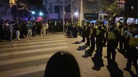 Demo di China terjadi imbas aturan lockdown COVID-19 yang diberlakukan kembali oleh pemerintah setempat. Warga melakukan aksi protes terhadap pelebaran aturan lockdown akibat kasus COVID-19 telah mencapai rekor tertinggi selama berhari-hari. AP Photo