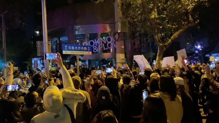 People take part in a protest against coronavirus disease (COVID-19) curbs in Shanghai, China, November 27, 2022, in this screen grab obtained from a social media video. Eva Rammeloo/via REUTERS  THIS IMAGE HAS BEEN SUPPLIED BY A THIRD PARTY. MANDATORY CREDIT. NO RESALES. NO ARCHIVES.