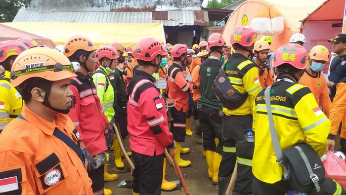 Tim SAR Gabungan mencari korban yang masih hilang pasca gempa Cianjur.