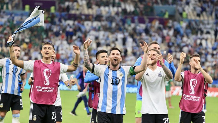 LUSAIL CITY, QATAR - NOVEMBER 26: Lionel Messi (10) of Argentina celebrates with his teammates after winning the FIFA World Cup Qatar 2022 Group C match between Argentina and Mexico at Lusail Stadium on November 26, 2022 in Lusail City, Qatar. (Photo by Mohammed Dabbous/Anadolu Agency via Getty Images)