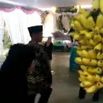 Viral Hajatan di Bojonegoro Diterjang Banjir, Mempelai Wanita Digendong