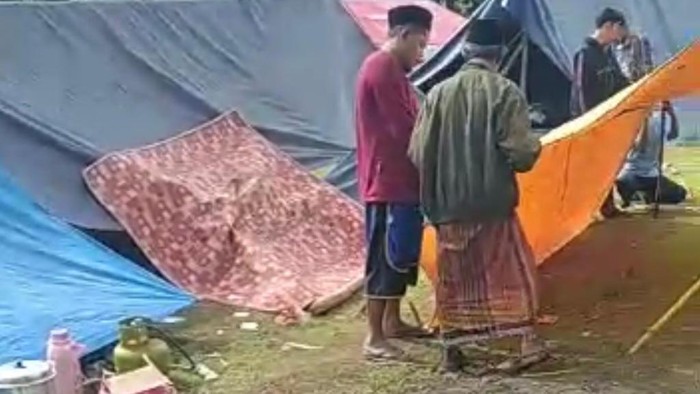Warga Kampung Cicurug korban gempa Cianjur sedang membangun tenda. (dok Rodiah)