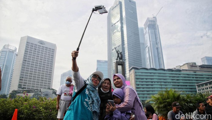 Sejumlah warga berolahraga di kawasan CFD, Jalan MH Thamrin, Jakarta Pusat, Minggu (27/11/2022). Organisasi Kesehatan Dunia (WHO) merilis laporan situasi COVID-19 November di Indonesia, kenaikan signifikan terjadi selama lima pekan berturut-turut. Waspada gaes!