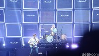 Selain itu, Weezer juga menyanyikan lagu Chrisye, Anak Sekolah. Foto: (dok. Rifkianto Nugroho/detikcom)