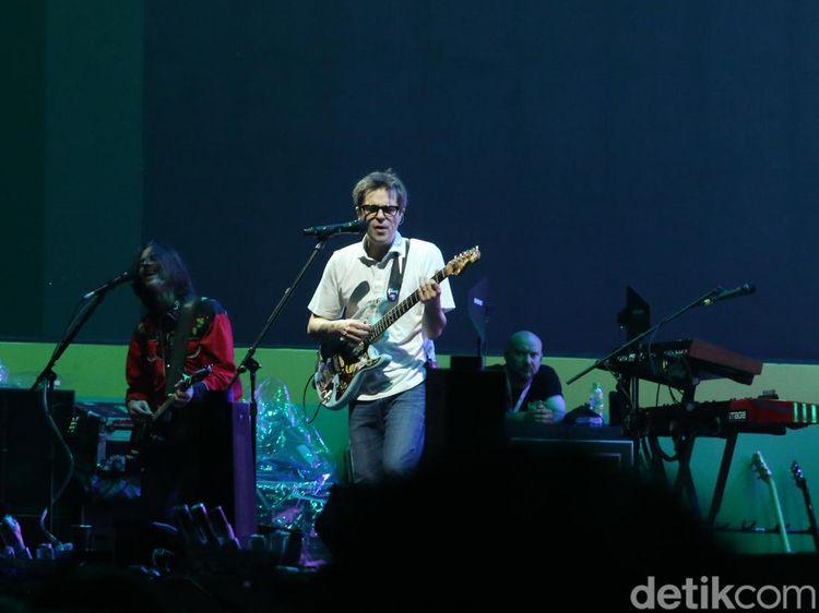 Melihat Lagi Keseruan Weezer di Soundrenaline 2022