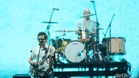 Kemunculan Weezer di atas panggung langsung mendapatkan tepukan meriah dari penonton. Foto: (dok. Rifkianto Nugroho/detikcom)