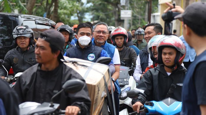 Mendag Zulhas menyambangi pengungsi gempa Cianjur, Jawa Barat, Minggu (27/11/2022). Terlihat Zulhas datang sambil motoran.