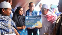Zulhas sendiri turut memberikan dan menyalurkan bantuan berupa dana untuk para petugas keamanan dan relawan yang bertugas di daerah paling parah terdampak gempa di Desa Nagrak, Kecamatan Cianjur, Kabupaten Cianjur.