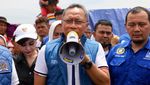 Zulhas Salurkan Bantuan Rp 2,5 M untuk Korban Gempa Cianjur Sambil Motoran