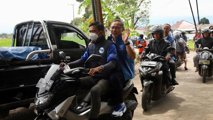 Zulhas Salurkan Bantuan Rp 2,5 M untuk Korban Gempa Cianjur Sambil Motoran Mendag Zulhas menyambangi pengungsi gempa Cianjur, Jawa Barat, Minggu (27/11/2022). Terlihat Zulhas datang sambil motoran.