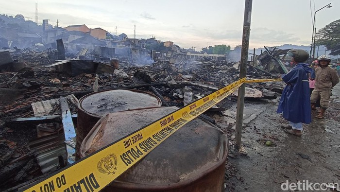 359 Kios dan lapak pedagang Pasar Kesamben Blitar ludes terbakar