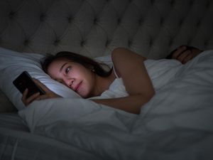 Pakar UI Jelaskan Dampak Sleep Call, Benarkah Bisa Bikin Cepat Tidur?