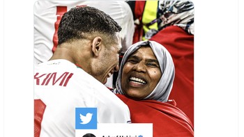 Terlihat betapa bahagia sang ibu melihat penampilan anak yang disayanginya. Foto: Twitter