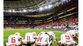 Para pemain Maroko langsung bersujud usai mengalahkan Belgia yang jauh lebih diunggulkan. Foto: Twitter