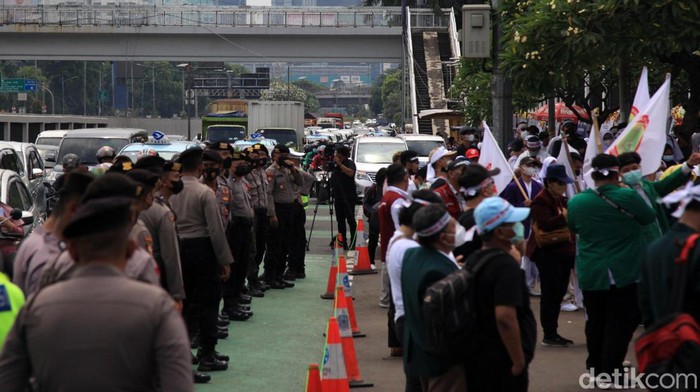 Ada Demo, Arus Lalin di Depan DPR Sempat Tersendat Arus kendaraan di depan Gedung DPR/MPR Jl Gatot Subroto, Jakarta, sempat tersendat, Senin (28/11/2022). Hal ini akibat aksi unjuk rasa tenaga kesehatan.