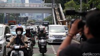 Kepadatan arus lalin seperti terekam sekitar pukul 10.45 WIB.