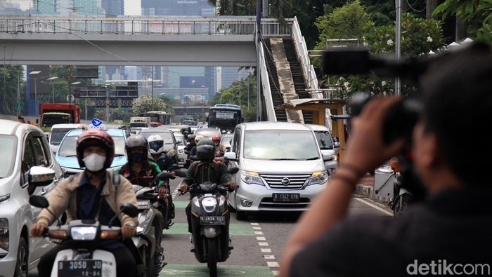 Ada Demo, Arus Lalin di Depan DPR Sempat Tersendat Arus kendaraan di depan Gedung DPR/MPR Jl Gatot Subroto, Jakarta, sempat tersendat, Senin (28/11/2022). Hal ini akibat aksi unjuk rasa tenaga kesehatan.