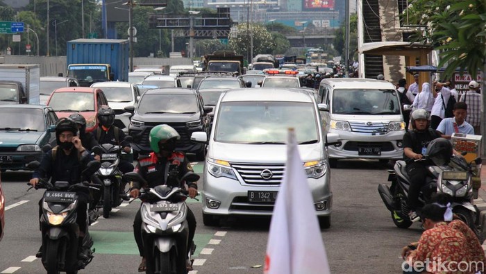 Ada Demo, Arus Lalin di Depan DPR Sempat Tersendat Arus kendaraan di depan Gedung DPR/MPR Jl Gatot Subroto, Jakarta, sempat tersendat, Senin (28/11/2022). Hal ini akibat aksi unjuk rasa tenaga kesehatan.