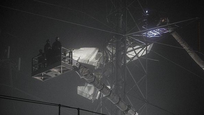 MARYLAND, UNITED STATES - NOVEMBER 28: Search and rescue workers and firefighters conduct operation after a small plane crashed into Transmission Tower in Maryland, United States on November 28, 2022. The crash caused widespread power outages in Montgomery County. (Photo by Celal Gunes/Anadolu Agency via Getty Images)