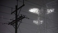 Sebuah pesawat kecil menabrak Menara Transmisi di Maryland, Amerika Serikat, Senin (28/11/2022). Akibatnya, banyak warga tak mendapatkan suplai listrik.   
