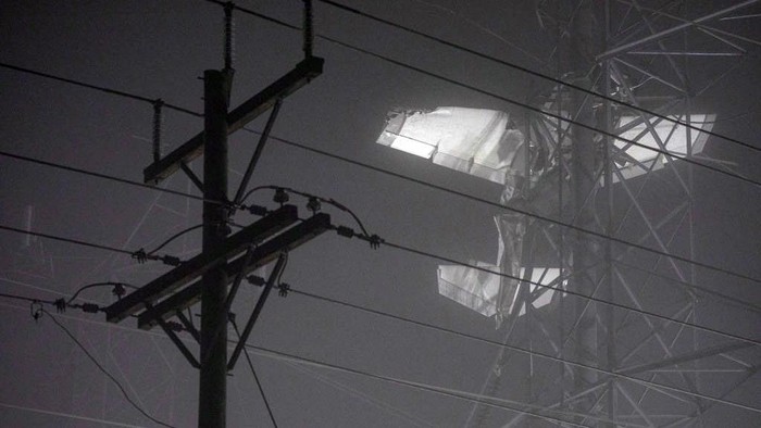 Ada Pesawat Nyangkut di Tiang Listrik AS, Begini Kondisinya MARYLAND, UNITED STATES - NOVEMBER 28: Search and rescue workers and firefighters conduct operation after a small plane crashed into Transmission Tower in Maryland, United States on November 28, 2022. The crash caused widespread power outages in Montgomery County. (Photo by Celal Gunes/Anadolu Agency via Getty Images)