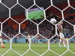 Berawal dari bola lambung lini pertahanan Kanada ke sektor belakang Kroasia, bola diterima Tajon Buchanan di sisi kanan yang mengirim umpan lambung ke kotak penalti. Davies berlari menanduk bola masuk ke gawang. Adrian Dennis/AFP/Getty Images  