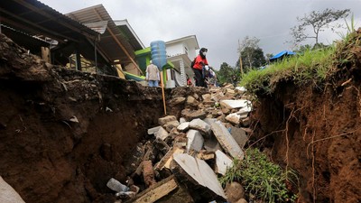 Aksi Sosial Relawan Bantu Korban Gempa Cianjur