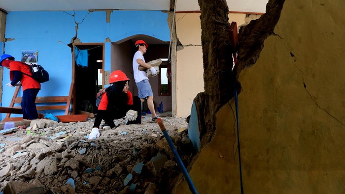 Aksi Sosial Relawan Bantu Korban Gempa Cianjur Prudential Indonesia dan Prudential Syariah melalui Program Community Investment menyalurkan bantuan kepada korban gempa bumi Cianjur.