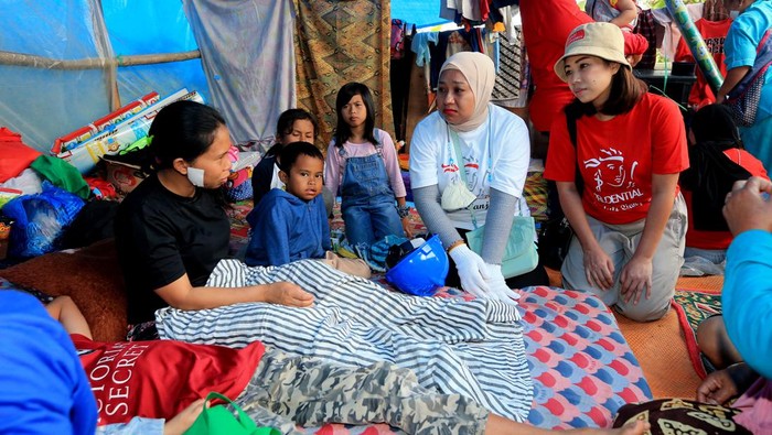 Prudential Indonesia dan Prudential Syariah melalui Program Community Investment menyalurkan bantuan kepada korban gempa bumi Cianjur.