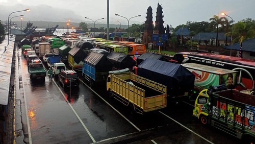 Antrean kendaraan  mengular di dalam kawasan Pelabuhan Gilimanuk, Jembrana, Bali, setelah sempat ditutup sementara akibat cuaca buruk, Senin (28/11/2022).