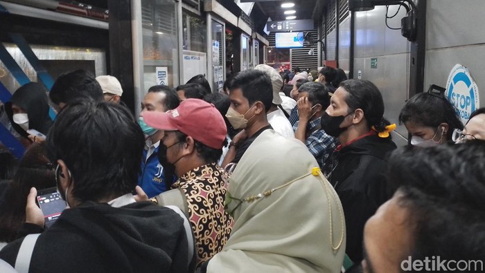 Antrean Penumpang di Halte Tegal Parang