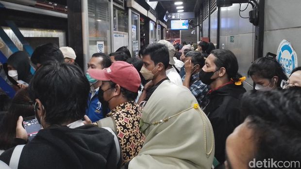 Antrean Penumpang di Halte Tegal Parang