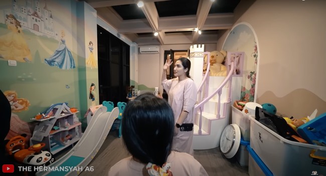 Di awal masuk, kamar tersebut tampak bertema princess. Hal itu terlihat dari wallpaper bergambar Princess Cinderella, Snow White, Belle, Mulan, dan Aurora. Foto: YouTube/The Hermansyah A6