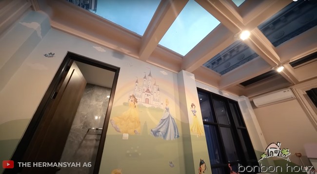 Langit-langitnya tampak terbuat dari kaca yang memungkinkan sinar matahari untuk masuk. Dengan demikian lampu akan dinyalakan ketika hari sudah gelap saja. Foto: YouTube/The Hermansyah A6