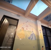 Langit-langitnya tampak terbuat dari kaca yang memungkinkan sinar matahari untuk masuk. Dengan demikian lampu akan dinyalakan ketika hari sudah gelap saja. Foto: YouTube/The Hermansyah A6