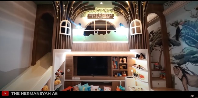 Masuk ke bagan dalam barulah terlihat playhouse milik Arsy dan Arsya. Playhouse tersebut sendiri memiliki tema jungle, berbeda dari sisi depan ruangan playground Arsy dan Arsya yang bertema Princess. Foto: YouTube/The Hermansyah A6