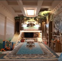 Playhouse tersebut tampak dilengkapi dengan perosotan, tangga yang bisa dijadikan rak penyimpanan, ruangan di bagian atas yang bisa dijadikan tempat Arsy bernyanyi, dan berbagai macam mainan. Pada bagian tengahnya juga disediakan meja dan kursi untuk Arsy dan Arsya bermain puzzle, melukis, mewarnai, dan semacamnya. Foto: YouTube/The Hermansyah A6