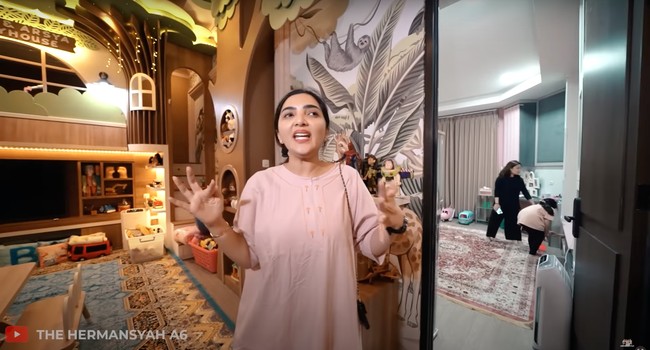 Di bagian sisi kanan dan kiri playground terdapat kamar tidur milik Arsy dan Arsya. Sehingga ketika keluar dari kamar, Arsy dan Arsya bisa langsung bermain di area playground mereka. Foto: YouTube/The Hermansyah A6