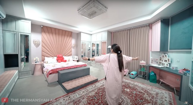 Didominasi dengan warna merah muda, begini penampakan kamar milik Arsy Hermansyah. Kamar tersebut terlihat luas dan nyaman. Menurut penuturan Ashanty, desain dan warna kamar tersebut memang dipilih sendiri oleh Arsy. Foto: YouTube/The Hermansyah A6