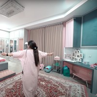 Didominasi dengan warna merah muda, begini penampakan kamar milik Arsy Hermansyah. Kamar tersebut terlihat luas dan nyaman. Menurut penuturan Ashanty, desain dan warna kamar tersebut memang dipilih sendiri oleh Arsy. Foto: YouTube/The Hermansyah A6