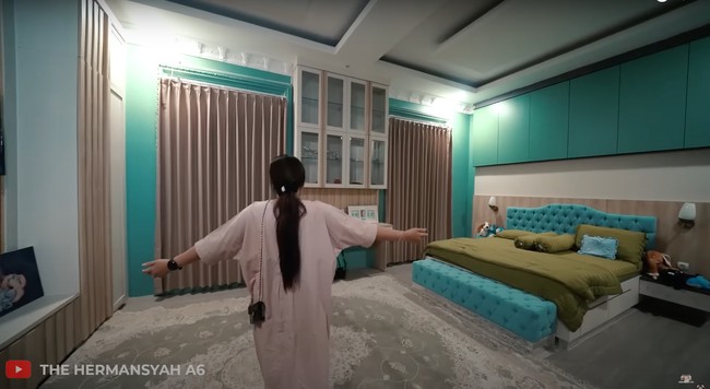 Di seberang kamar Arsy terdapat kamar tidur milik Arsya. Berbeda dengan Arsy, kamar tidur Arsya didominasi oleh warna hijau tosca yang dipadukan dengan warna coklat. Foto: YouTube/The Hermansyah A6