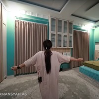 Di seberang kamar Arsy terdapat kamar tidur milik Arsya. Berbeda dengan Arsy, kamar tidur Arsya didominasi oleh warna hijau tosca yang dipadukan dengan warna coklat. Foto: YouTube/The Hermansyah A6
