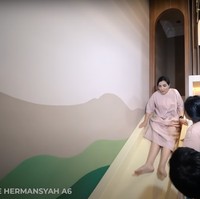Ashanty bahkan ikut mencoba langsung menggunakan perosotan di playhouse Arsy dan Arsya. Foto: YouTube/The Hermansyah A6