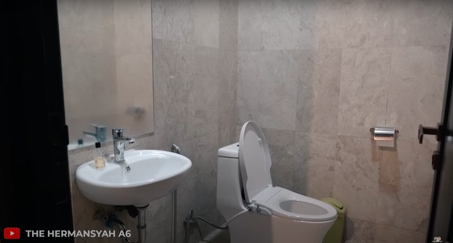 Terdapat 2 toilet di ruangan Arsy dan Arsya yang memiliki fungsi berbeda. Toilet yang satu untuk cuci tangan, buang air kecil dan besar. Sementara toilet satu lagi untuk mandi. Foto: YouTube/The Hermansyah A6