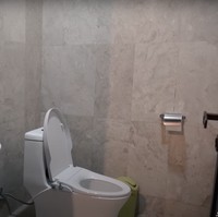 Terdapat 2 toilet di ruangan Arsy dan Arsya yang memiliki fungsi berbeda. Toilet yang satu untuk cuci tangan, buang air kecil dan besar. Sementara toilet satu lagi untuk mandi. Foto: YouTube/The Hermansyah A6