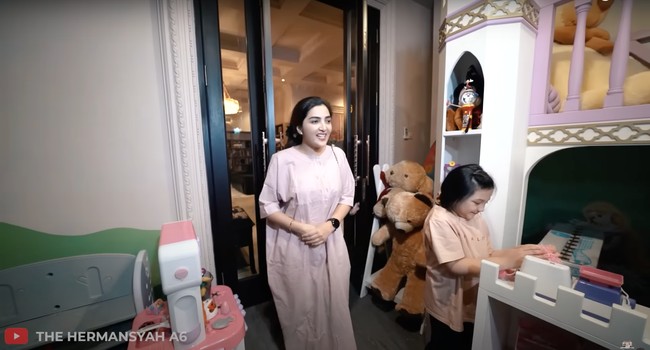 Melalui akun YouTubenya, The Hermansyah A6, Ahanty terlihat memamerkan kamar baru milik kedua anaknya, Arsy dan Arsya. Kamar yang terletak di lantai 2 rumah itu tampak dipenuhi dengan beragam mainan. Foto: YouTube/The Hermansyah A6