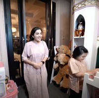 Melalui akun YouTubenya, The Hermansyah A6, Ahanty terlihat memamerkan kamar baru milik kedua anaknya, Arsy dan Arsya. Kamar yang terletak di lantai 2 rumah itu tampak dipenuhi dengan beragam mainan. Foto: YouTube/The Hermansyah A6