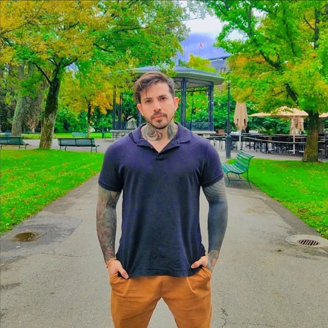 Sebelumnya, Arthur memiliki sembilan istri. Salah satu istrinya minta cerai karena tidak ingin lagi menjalani rumah tangga poligami. Foto: Instagram/@arthurourso