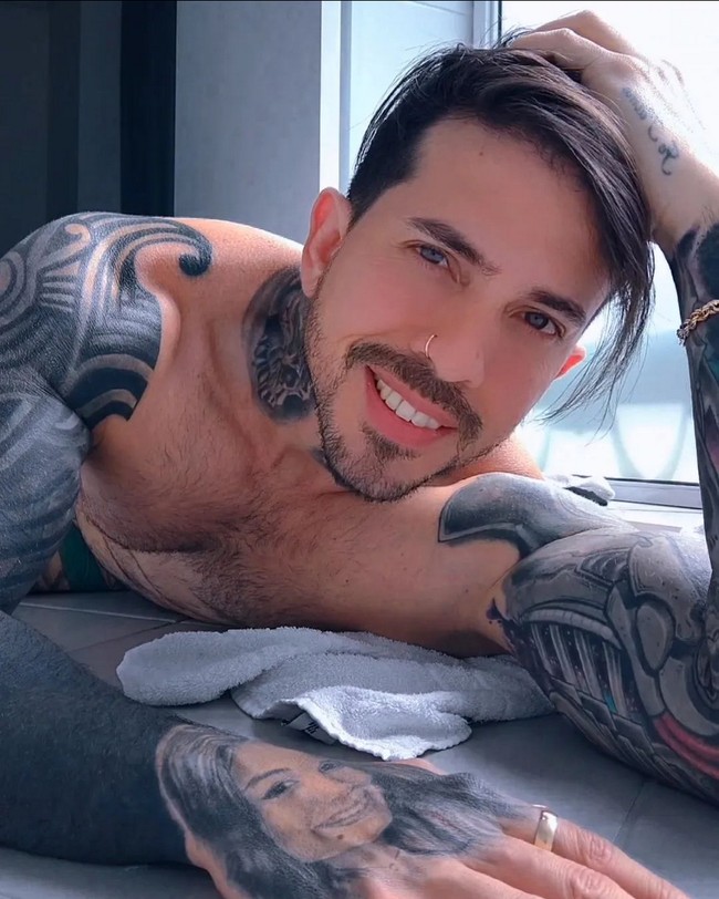 “Di samping itu, saya punya rumah yang sangat besar dengan tempat tidur luas yang harus digunakan,” pungkasnya. Foto: Instagram/@arthurourso